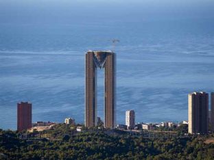 В самом высоком здании в Евросоюзе: в 47-ми этажной башне испанцы забыли построить лифт